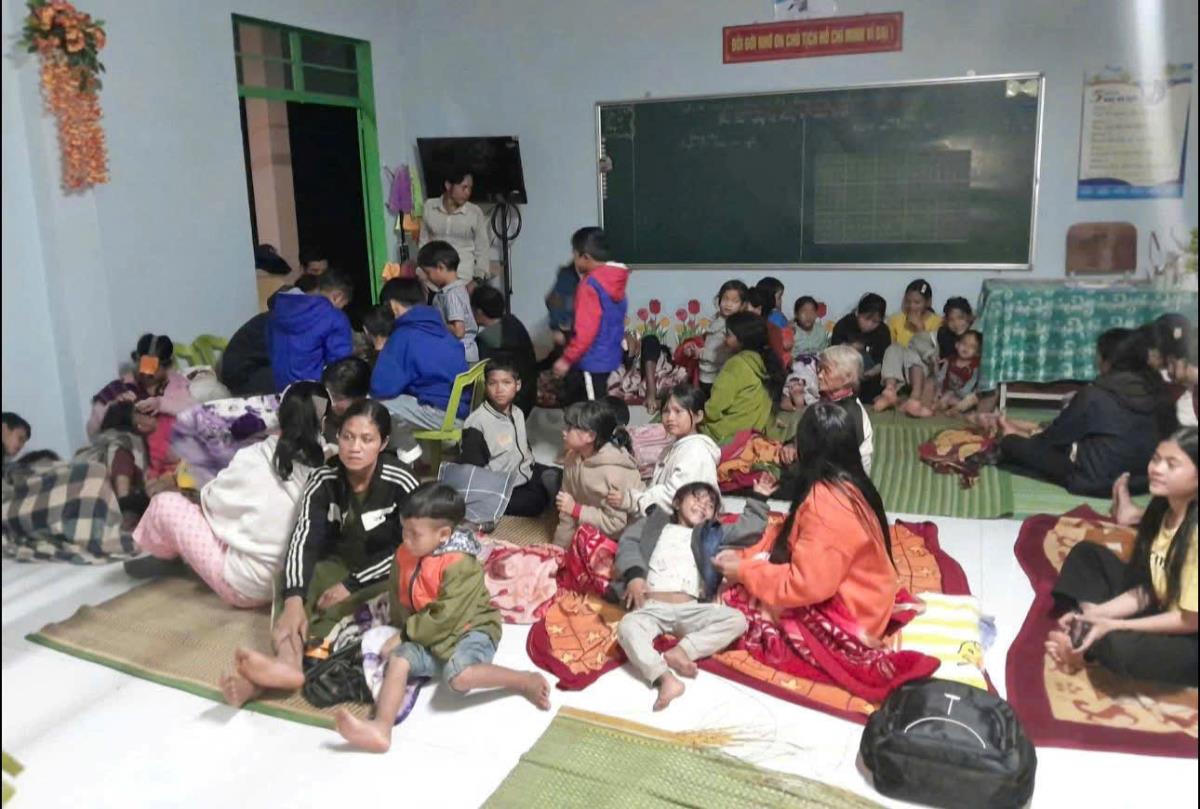 Giáo viên Trường PTDTBT THCS Võ Nguyên Giáp chuẩn bị những bữa cơm nóng hổi phục vụ bà con tại điểm sơ tán.