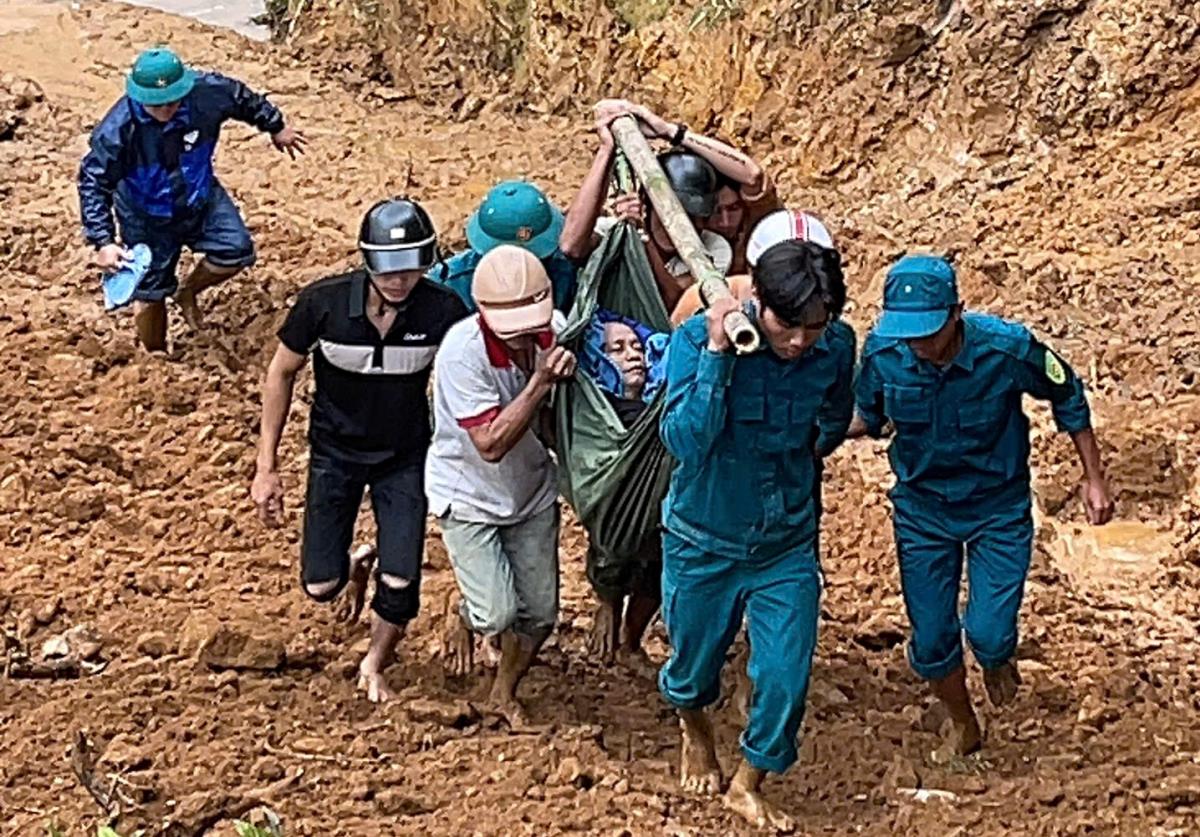 Vượt qua triền núi trơn trượt đưa người đàn ông bị tai biến đi cấp cứu.