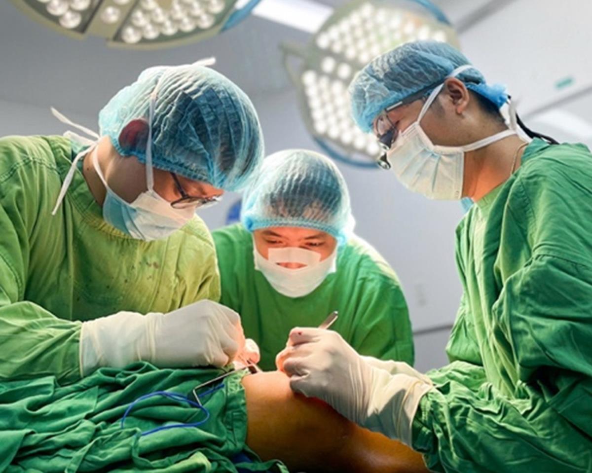 Ê kíp bác sĩ Bệnh viện đa khoa Gia Đình Đà Nẵng tập trung cao độ để nối đoạn tĩnh mạch hiển từ chân cứu cánh tay cho bệnh nhi D.