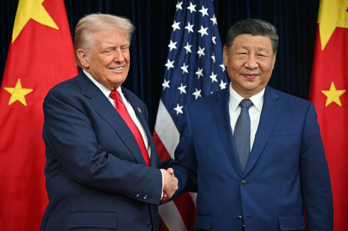 Tổng thống Mỹ Donald Trump và Chủ tịch Trung Quốc Tập Cận Bình bắt tay nhau tại Hàn Quốc ngày 30-10. Ảnh: AFP