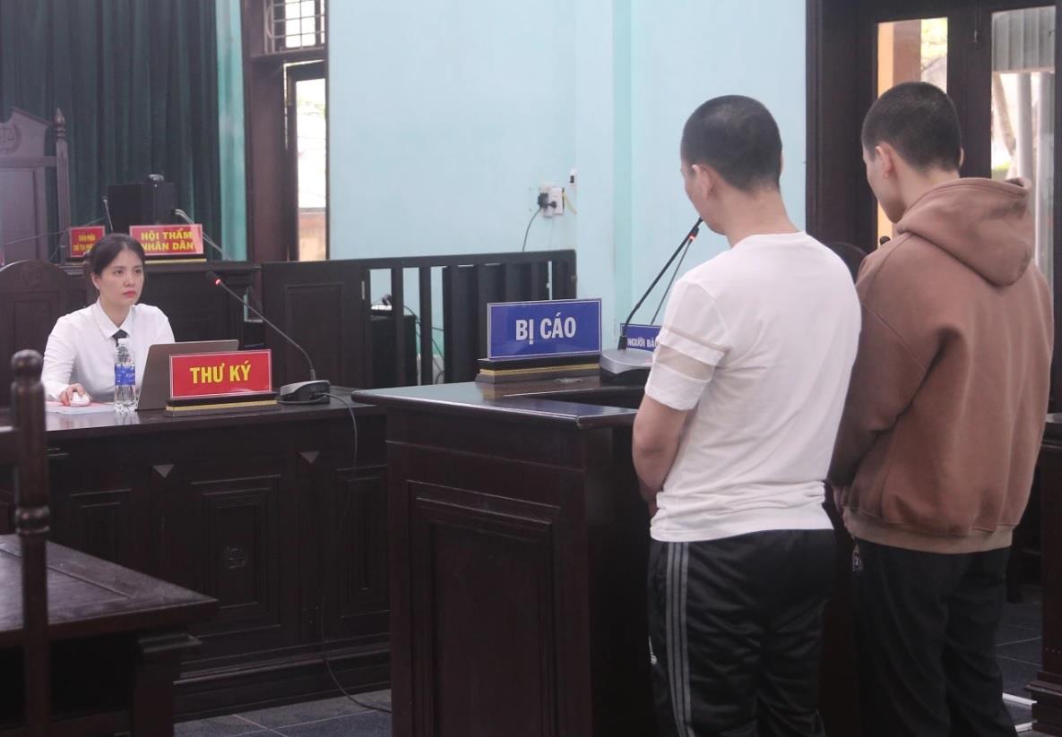 Hai bị cáo Lý và Đạt tại phiên tòa.