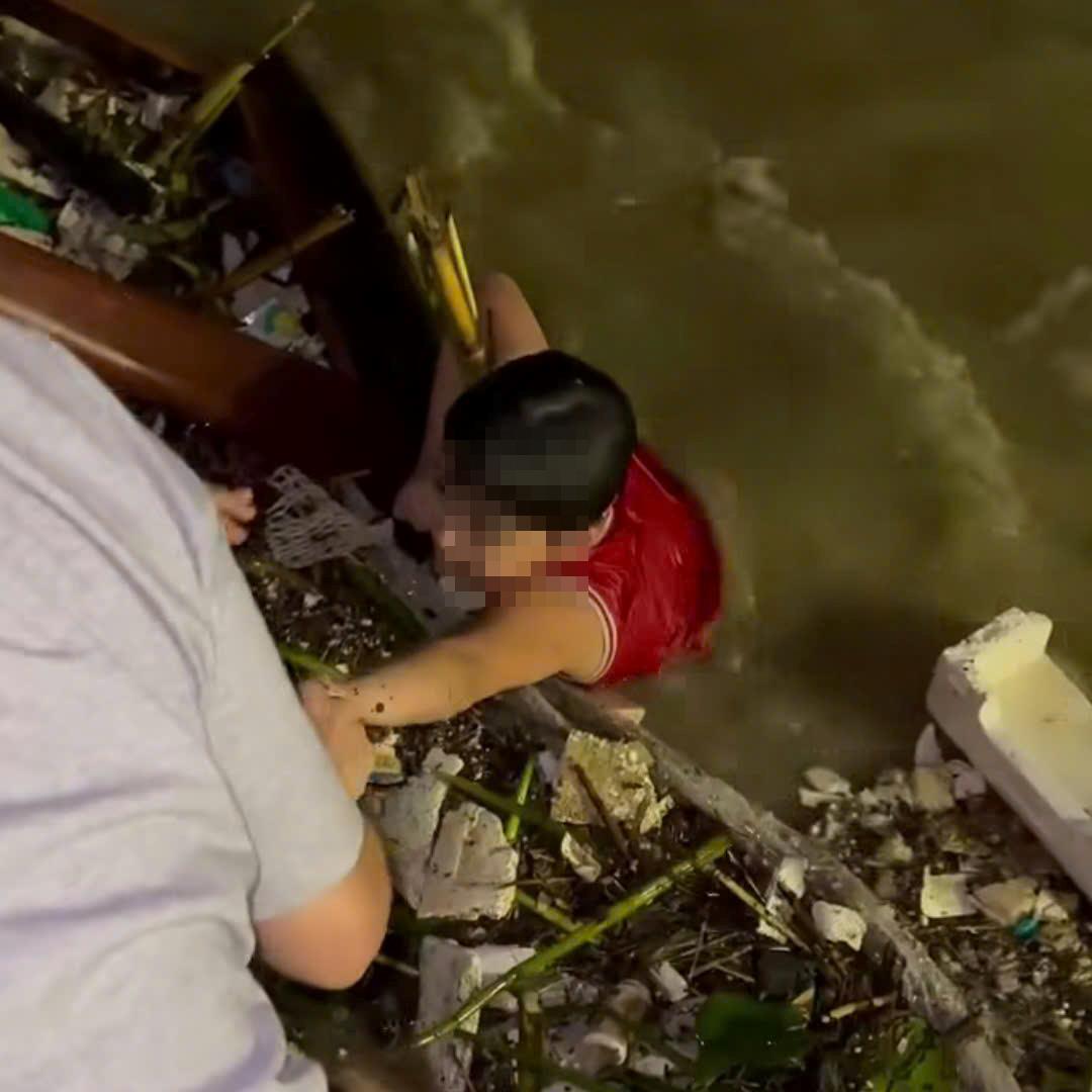 Người dân kịp thời phát hiện và cứu cháu bé dưới sông Hàn.