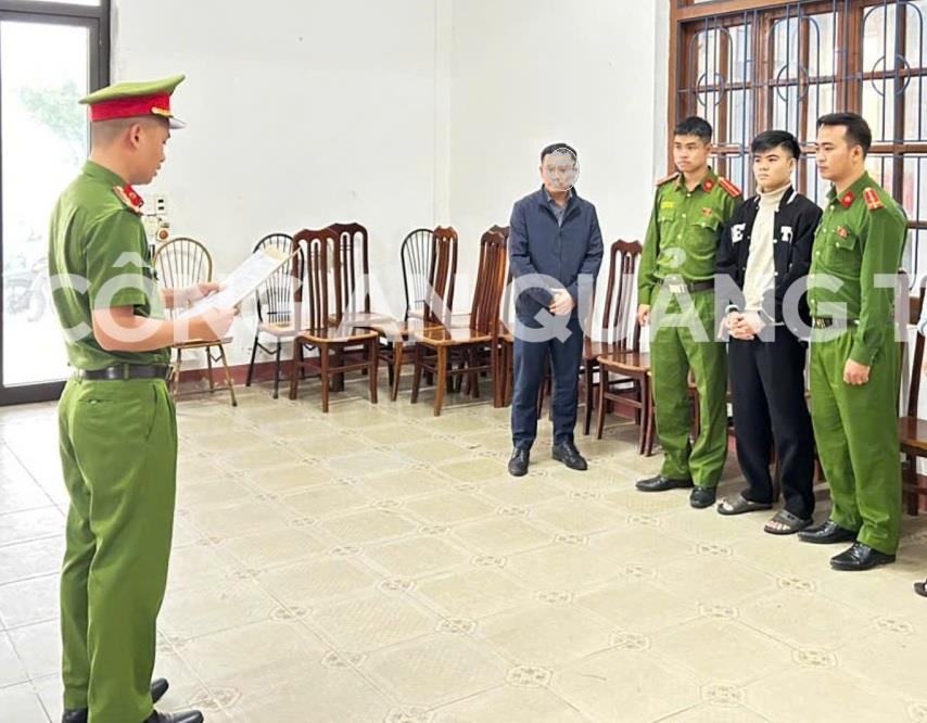 Cơ quan Công an khởi tố bị can Hoàng Văn Mỹ (thứ 2 bên phải).