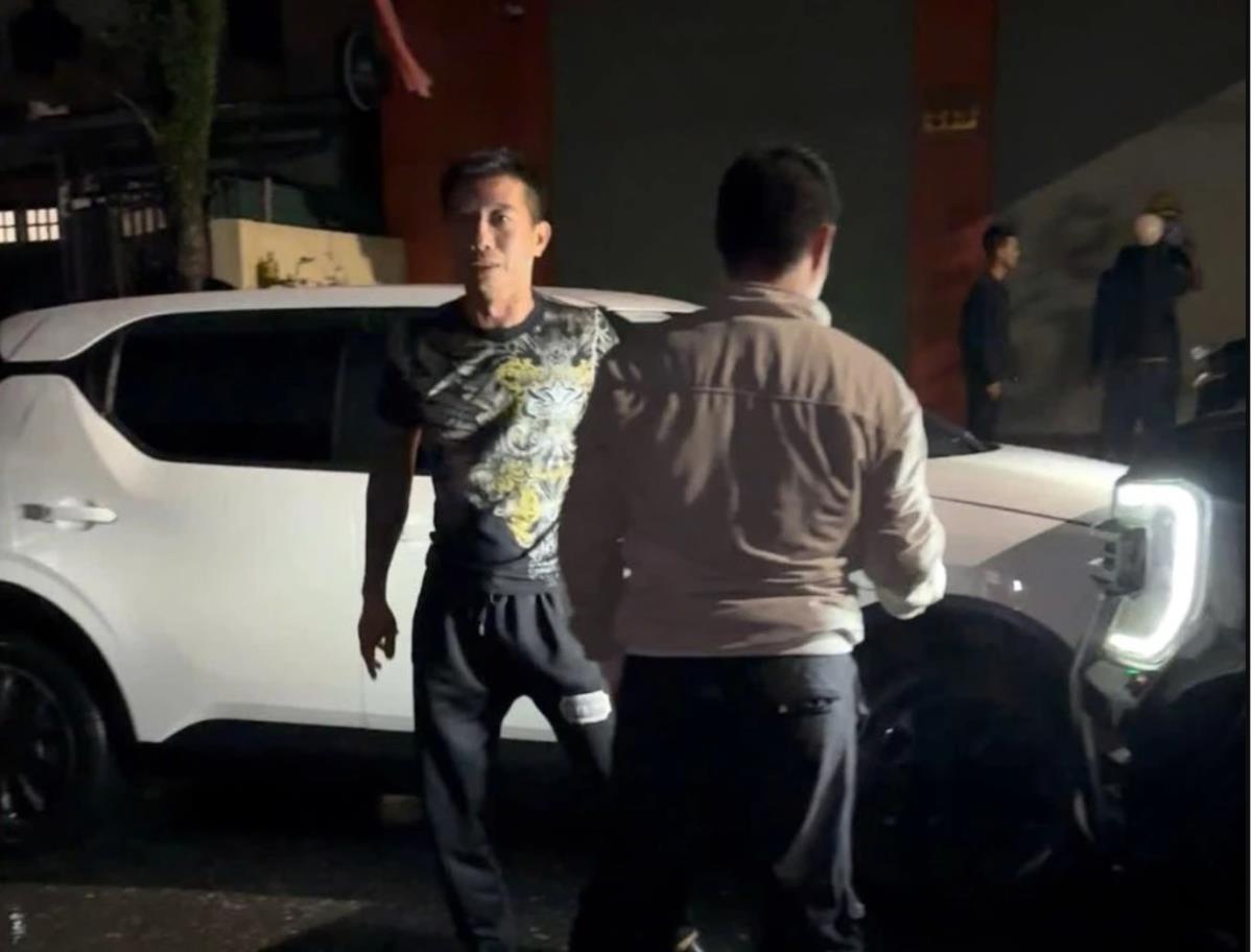 Chạy ngược chiều gây tai nạn, Tân còn giở thói côn đồ đánh người.