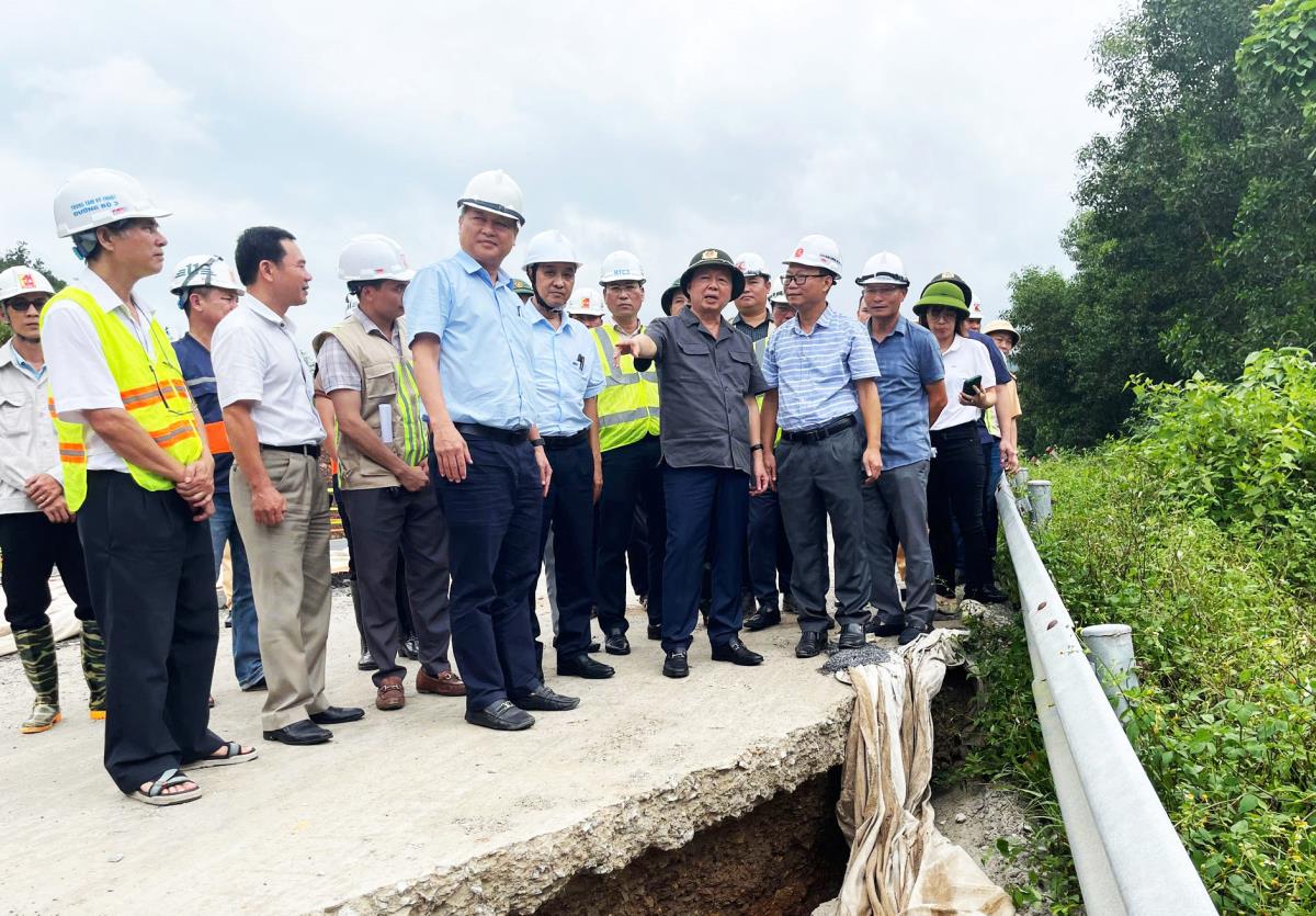 Phó Thủ tướng Trần Hồng Hà chỉ đạo khắc phục hư hỏng trên tuyến cao tốc La Sơn - Hòa Liên. Ảnh: Minh Khôi