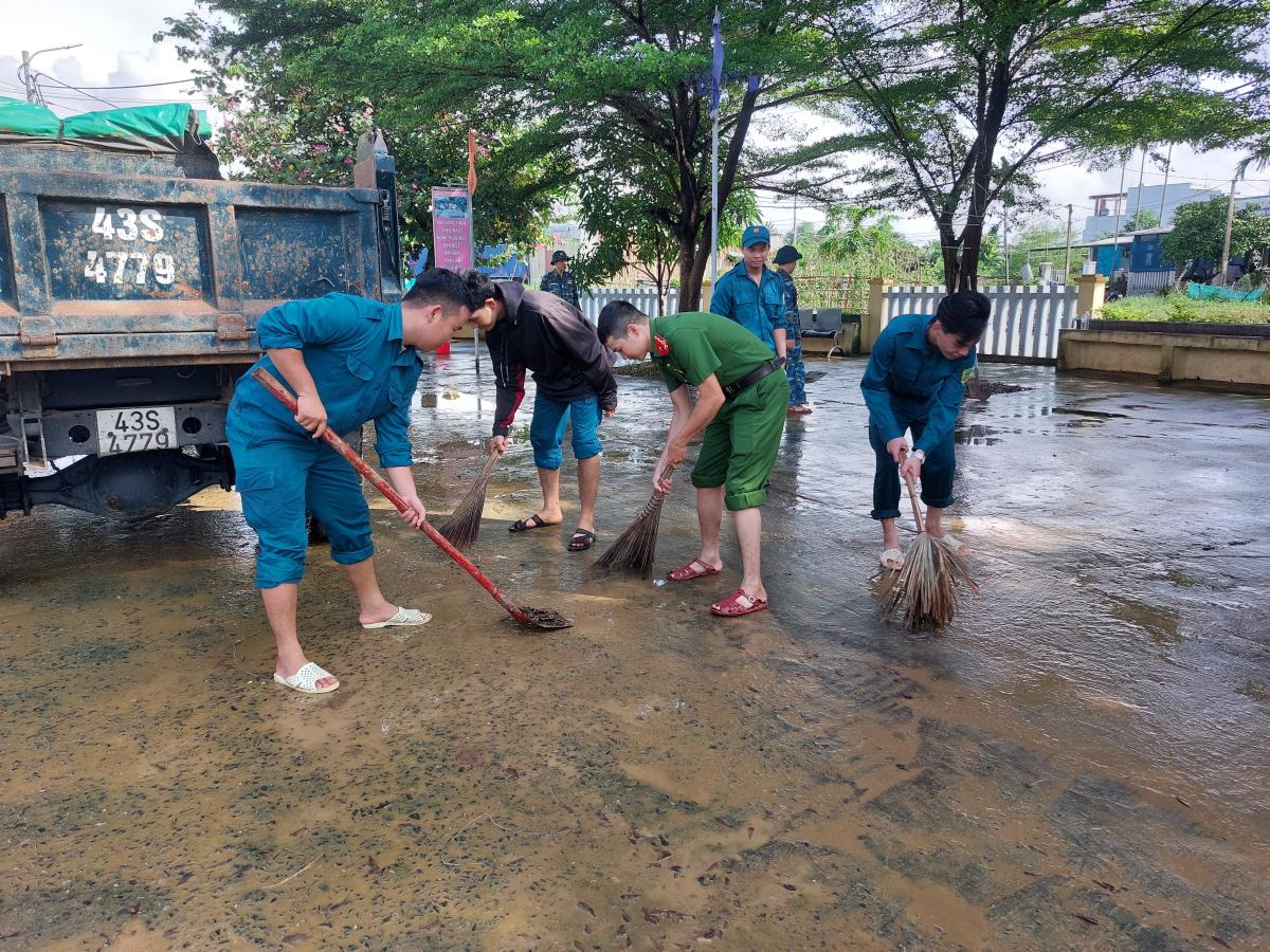 UBND xã Hòa Vang tặng quà động viên lực lượng quân đội tham gia dọn dẹp vệ sinh trường học trên địa bàn sau khi nước lũ rút