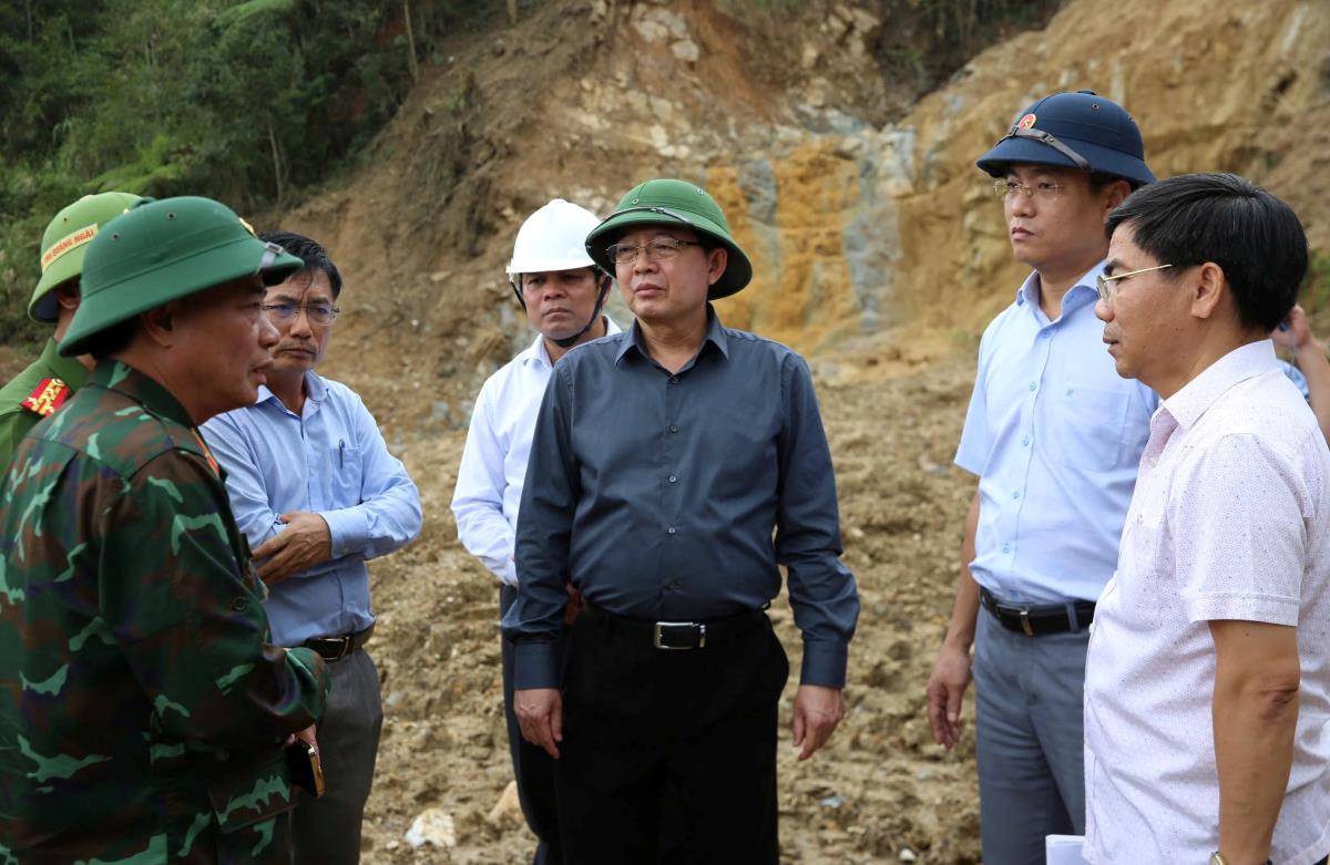 Phó Thủ tướng Hồ Quốc Dũng kiểm tra tình hình sạt lở tại xã Ngọc Linh.