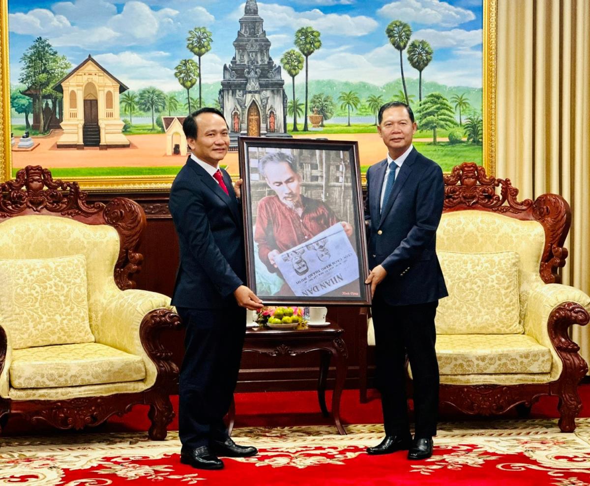 Phó Bí thư Thường trực Thành ủy Đà Nẵng Nguyễn Đình Vĩnh tặng bức ảnh lưu niệm cho Phó Bí thư Thường trực Tỉnh ủy Savannakhet Phoxay Khaykhamphithoun.