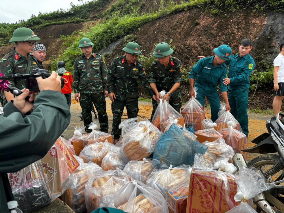 Cùng ngày, Bộ Chỉ huy Quân sự TP Đà Nẵng phối hợp với Sở Công Thương tổ chức vận chuyển và cấp phát 6 tấn gạo để hỗ trợ người dân.