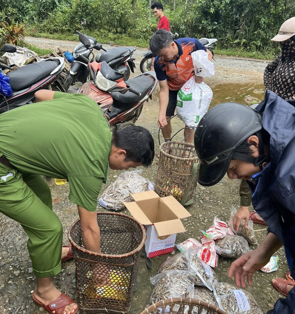 Những phần quà được trao tận tay người dân vùng bị chia cắt.