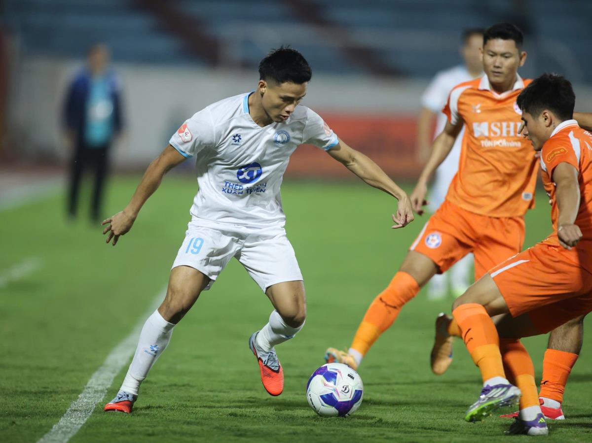 SHB Đà Nẵng (phải) để T. Nam Định chia điểm tiếc nuối vào cuối trận ở vòng 8.