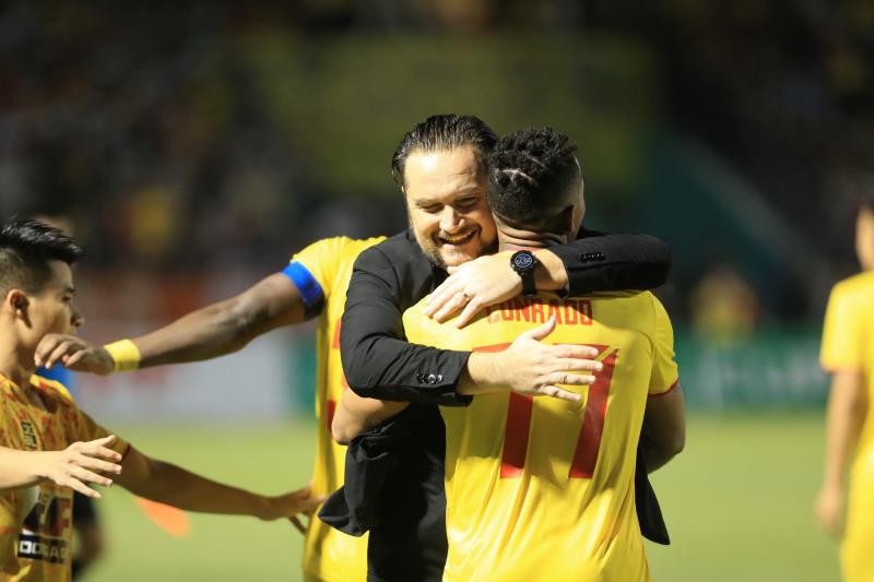 HLV Popov gác tình riêng với học trò cũ để bám đuổi Ninh Bình và Công an Hà Nội?