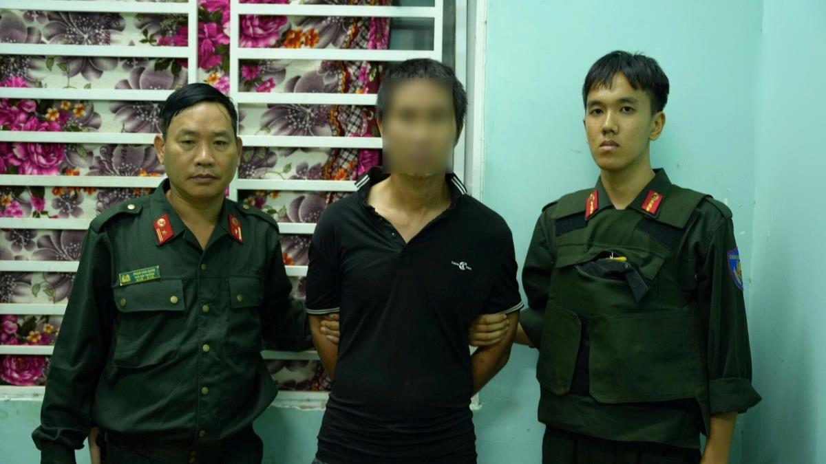 Căn nhà xảy ra vụ thảm sát và hình ảnh đối tượng Lê Sỹ Tùng đi vào nhà nạn nhân sau khi bắn chết 3 người.