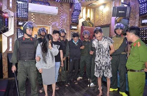 Trung tuần tháng 9-2025, Công an tỉnh Gia Lai đồng loạt triệt xóa 3 cơ sở kinh doanh karaoke, cho thuê lưu trú hoạt động phạm tội về ma túy trên địa bàn phường Diên Hồng.