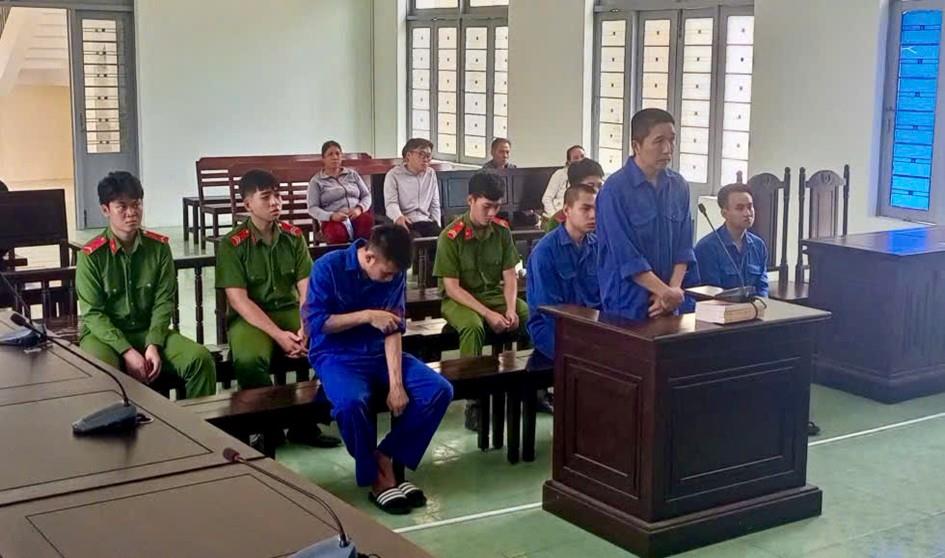 5 nữ nhân viên massage được lực lượng Công an giải cứu khỏi nơi Thành và đồng bọn “giam lỏng”.