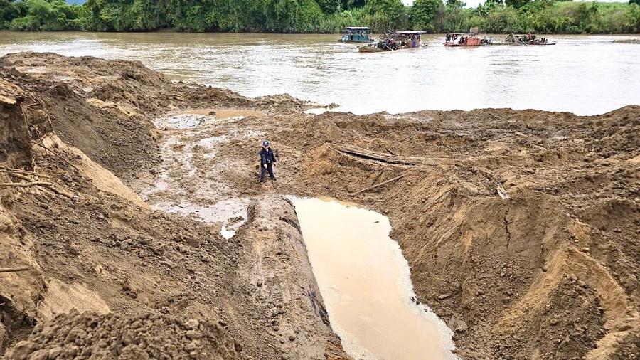 1 đoạn thân cây gỗ còn tại hiện trường vụ đào bới, còn phần gốc cây đã bị nhóm khai thác tẩu tán đến phần đất của một hộ dân ở làng Kual. Ảnh: Minh Triều