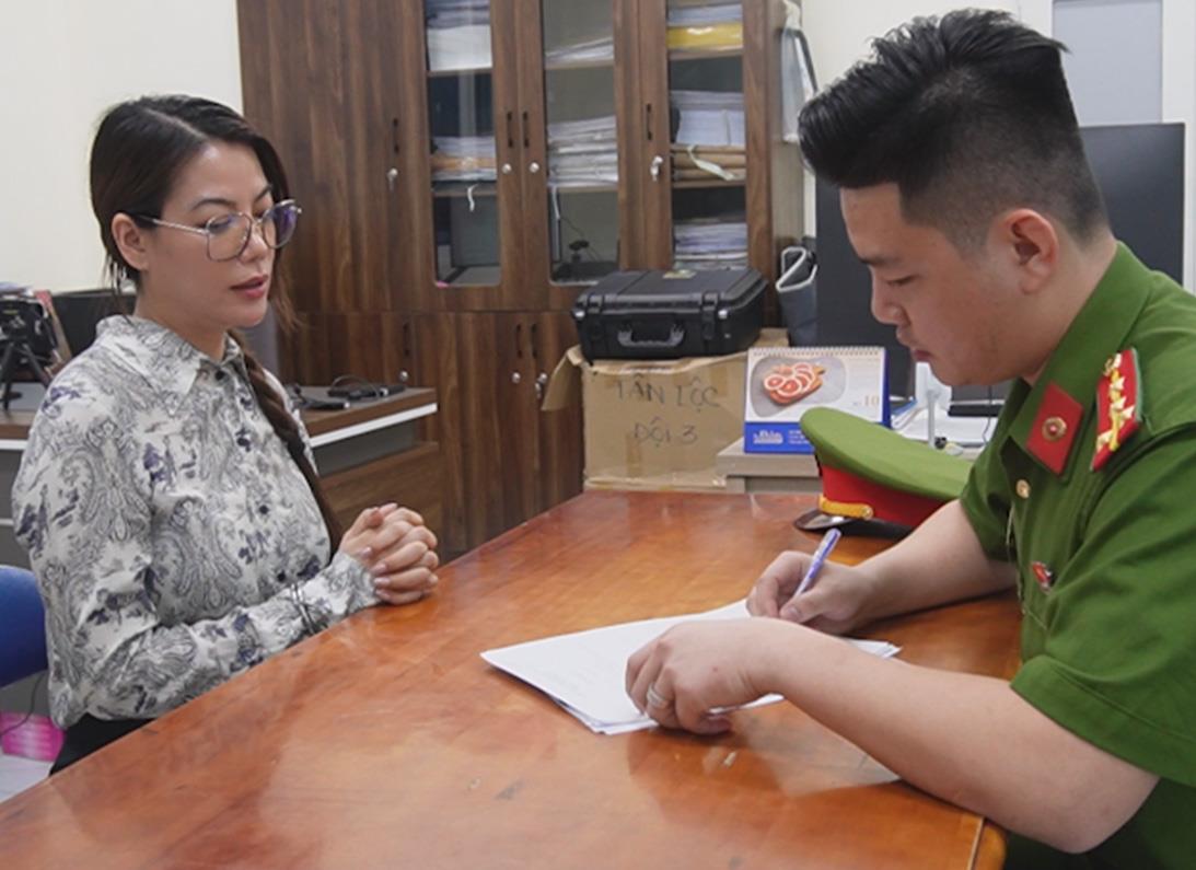 Cơ quan cảnh sát điều tra tống đạt quyết định khởi tố, bắt tạm giam đối với diễn viên Trương Ngọc Ánh.