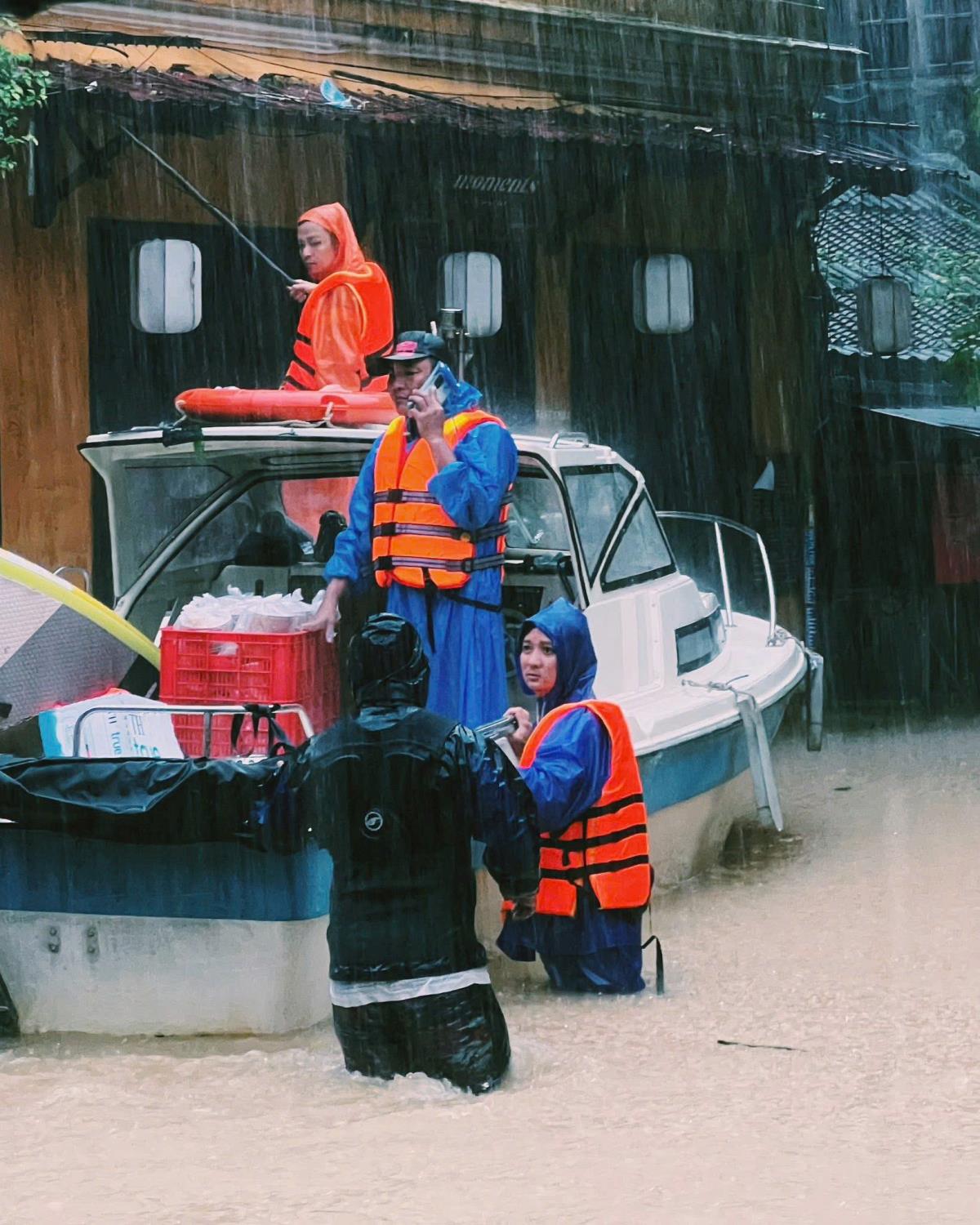 Công an TP Đà Nẵng tiếp tế lương thực thực phẩm cho người dân vùng lũ.