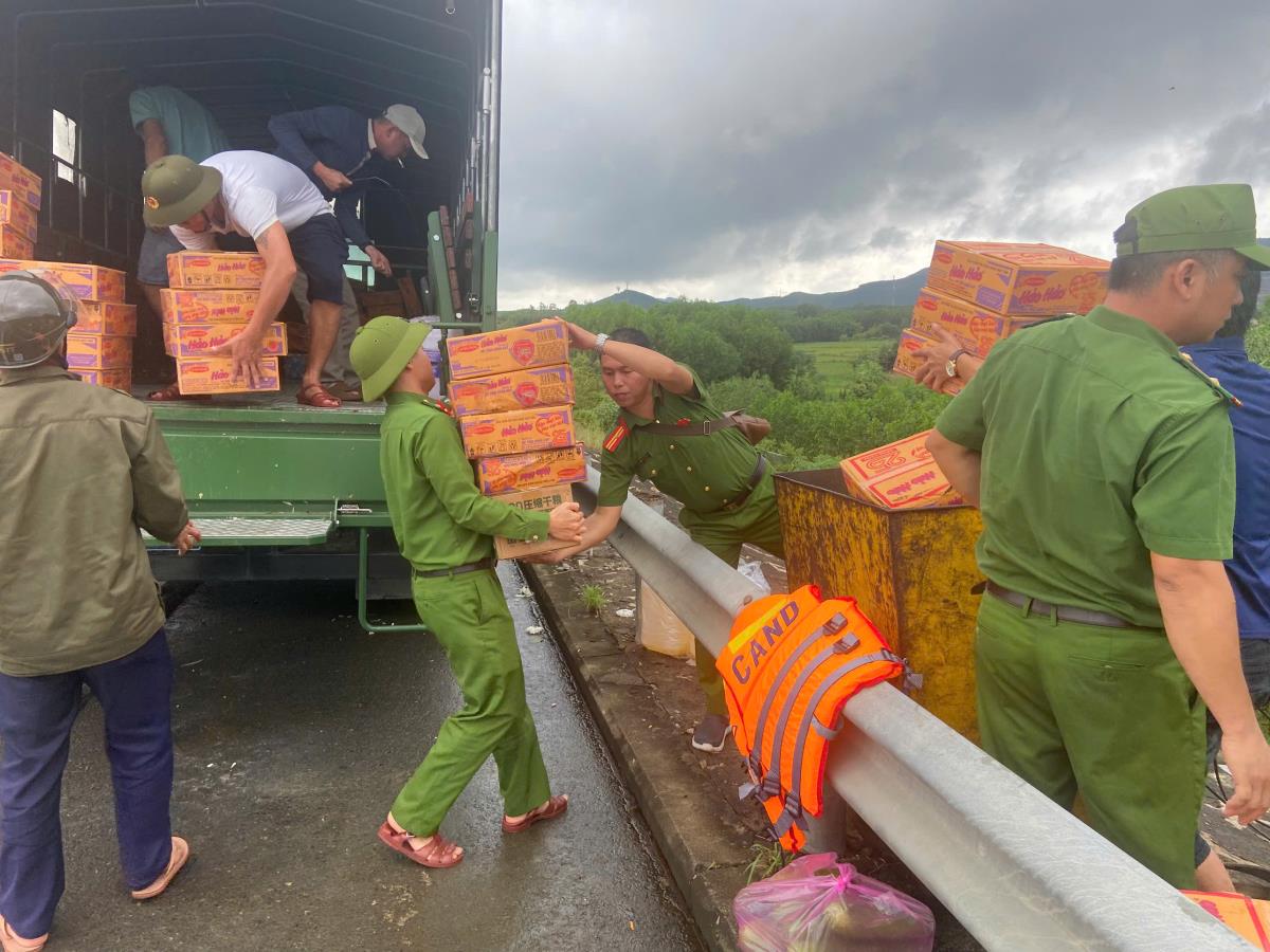 Đại tá Nguyễn Xuân Hoàng thăm hỏi tình hình tại địa phương.