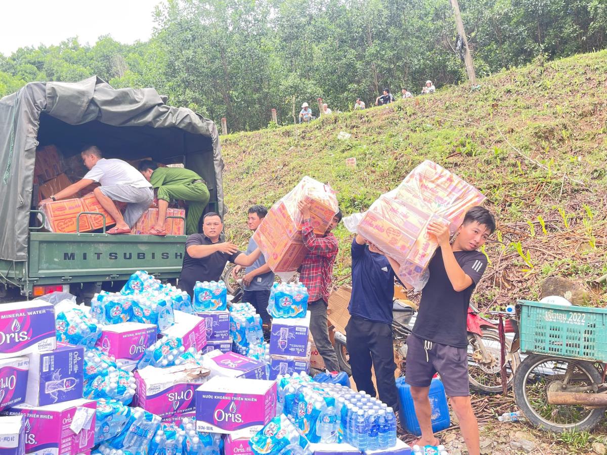 Hàng được bàn giao và dùng ghe máy vận chuyển quãng đường khoảng 30 km để đưa đến tận tay bà con đang chịu ảnh hưởng nặng nề do mưa lũ.