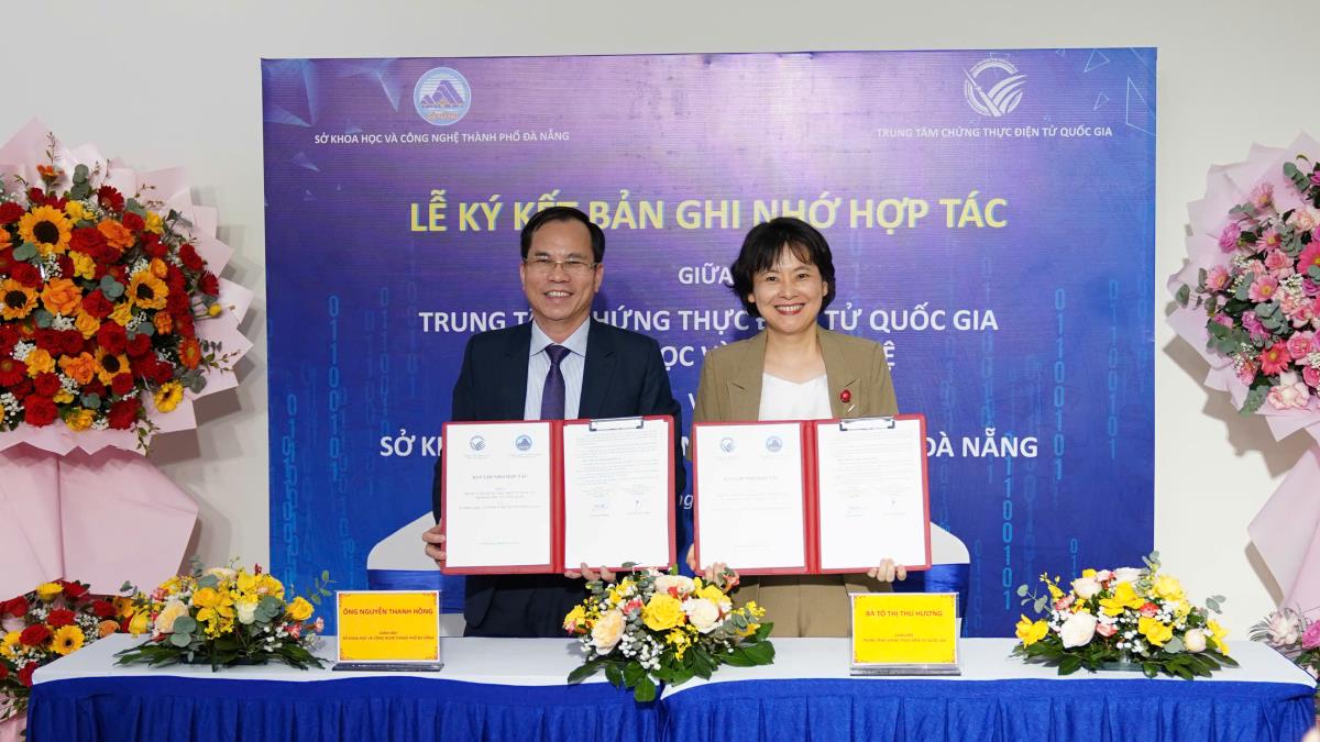 Các đại biểu tham gia buổi lễ ký kết chụp ảnh lưu niệm