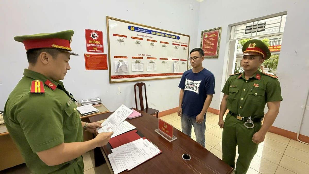 Tống đạt quyết định bắt tạm giam đối tượng Hoà