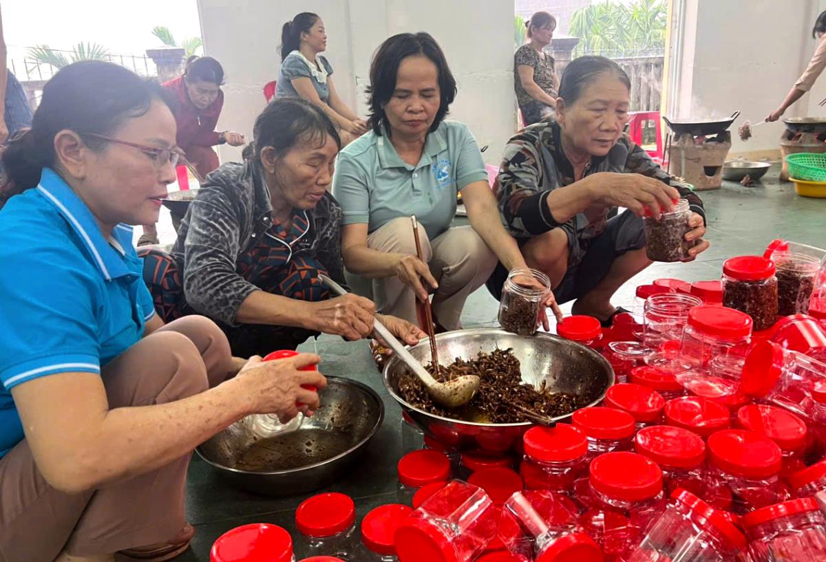 Cá cơm rim được chia vào những túi nhỏ để gửi đi