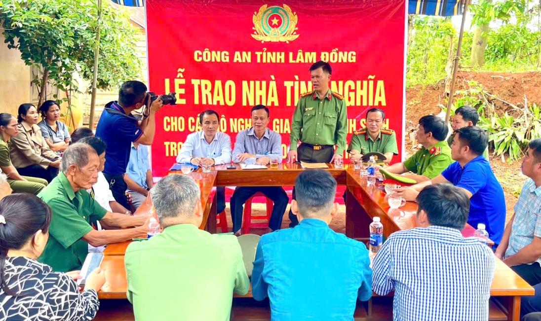 Các đồng chí lãnh đạo trao tặng nhà tình nghĩa cho gia đình bà Phạm Thị Cúc