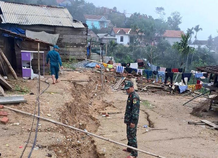 Vận động người dân di dời đến nơi an toàn