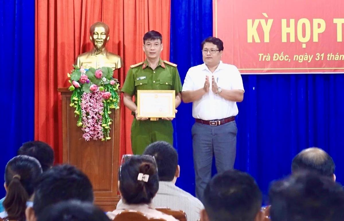 ông Nguyễn Mạnh Hà - Giám đốc Sở Dân tộc và Tôn giáo TP Đà Nẵng đến thăm, động viên anh Lê Văn Trí.