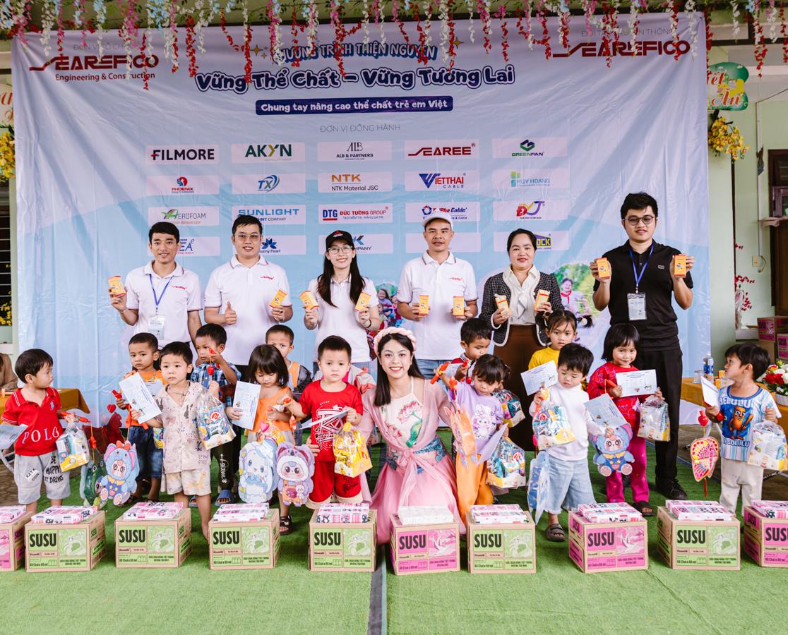 Tặng quà cho các bé tại điểm Trường Mẫu giáo Sơn Ca (xã Trà Liên)