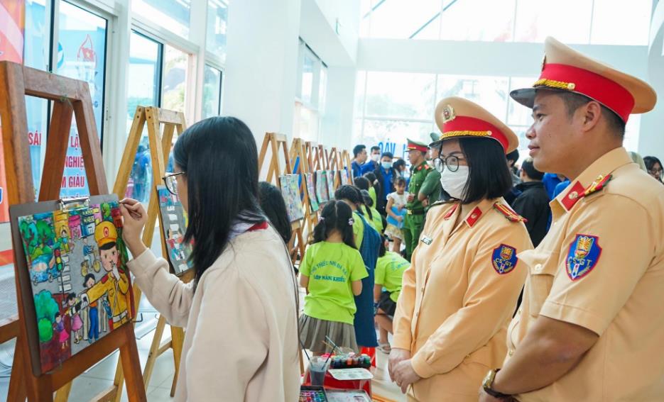 Học sinh Đà Nẵng tham gia vẽ tranh tuyên truyền "Thượng tôn pháp luật để xây dựng văn hóa giao thông an toàn.