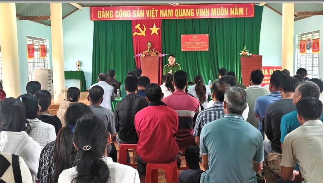 Phát tờ rơi tuyên truyền, nâng cao cảnh giác cho người dân về phòng ngừa tội phạm và tệ nạn ma túy