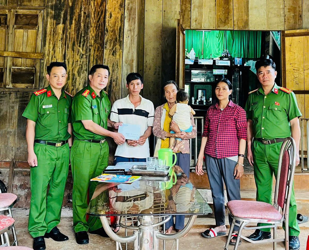 Công an xã và Tổ Bảo vệ ANTT ở cơ sở thôn Xuân tình 2 gặp gỡ, thăm hỏi gia đình