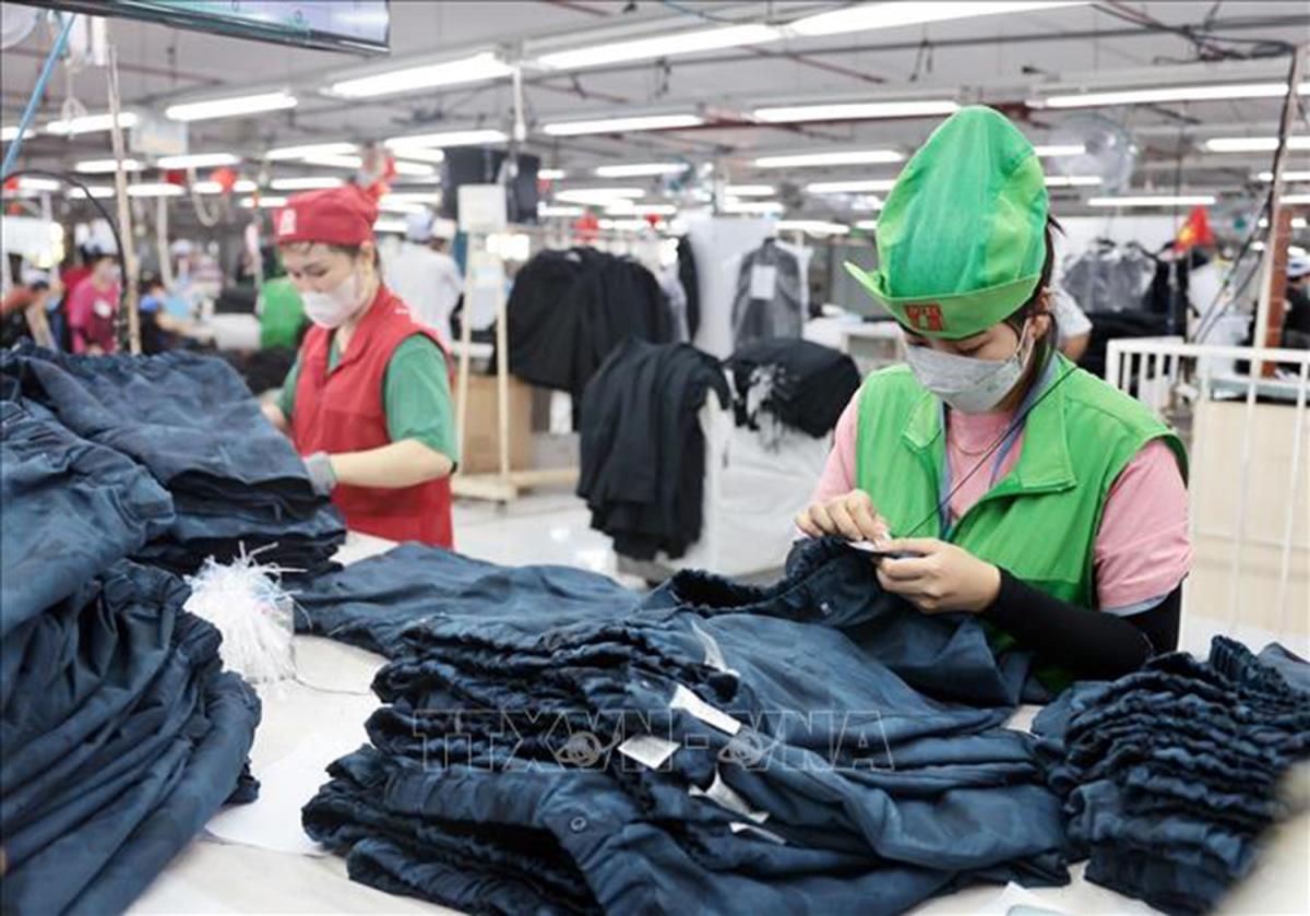 May xuất khẩu, một trong những mặt hàng đóng góp cho tăng trưởng. Ảnh: TTXVN