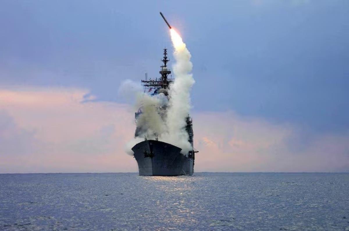 Tên lửa Tomahawk được phóng từ tàu tuần dương tên lửa dẫn đường USS Cape St. George. Ảnh: Hải quân Mỹ/Reuters.