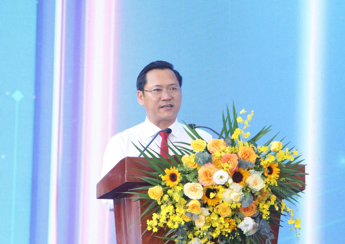 Lãnh đạo phường Hương Trà thực hiện nghi thức phát động phong trào “Bình dân học vụ số” và Ngày hội chuyển đổi số phường Hương Trà năm 2025.