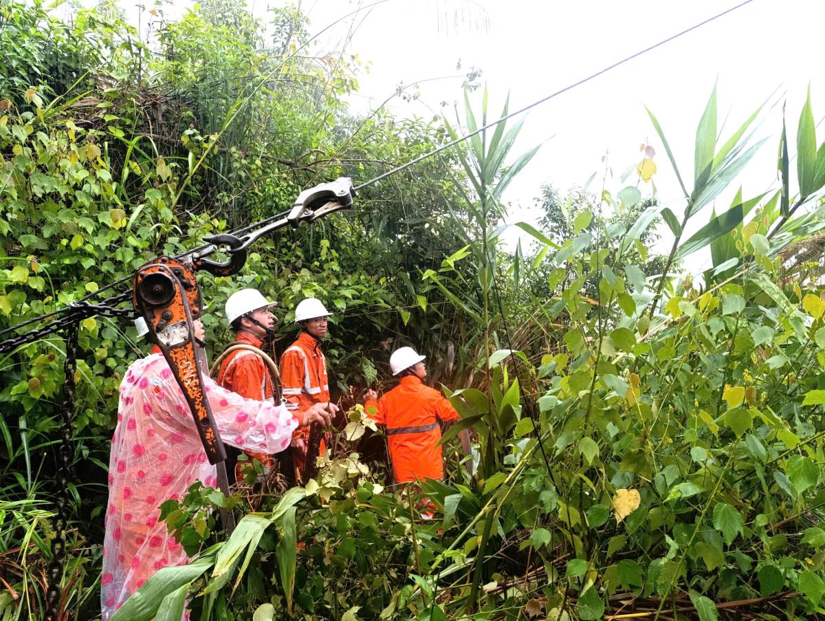 Xuyên đêm khắc phục sự cố điện do lũ gây ra