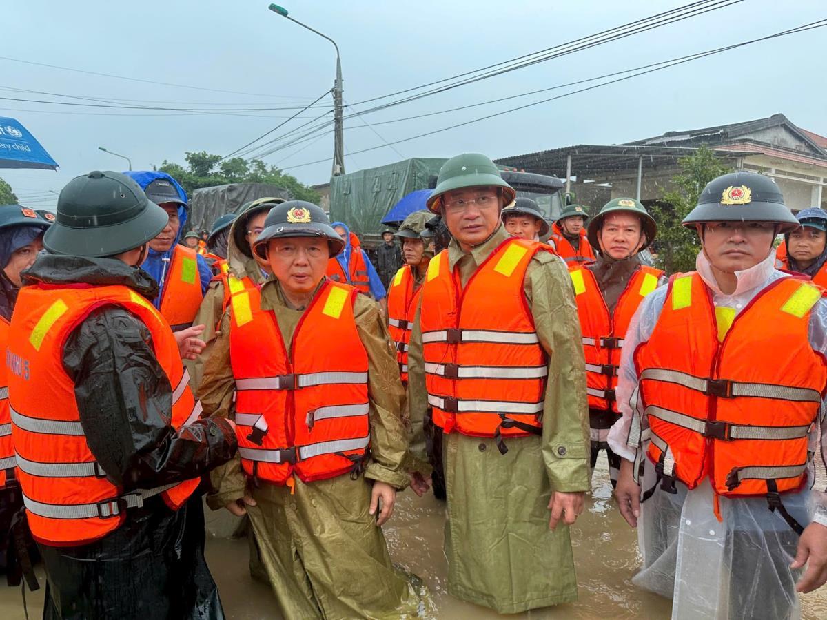Bà con nhân dân, đoàn thanh niên tham gia chuyển lương thực cho bà con vùng bị cô lập các thôn biên giới xã Tây Giang