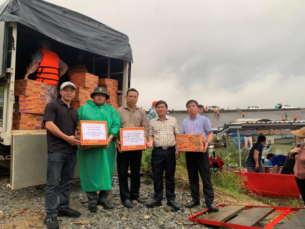 Những phần quà ý nghĩa được Công an xã Trà Đốc trao tận tay người dân.