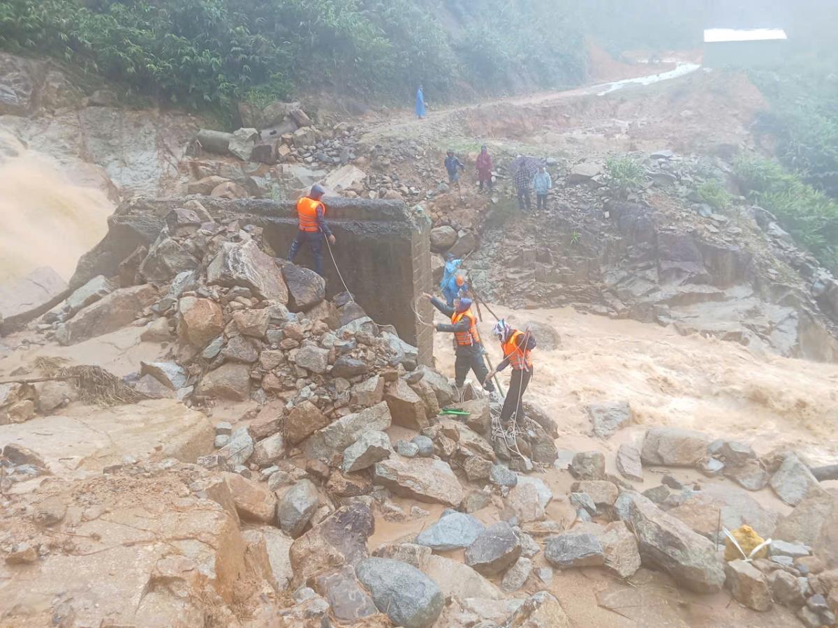 Và cuối cùng sản phụ Đinh Thị Khuyên cũng đến được bệnh viện an toàn trong chiều nay.