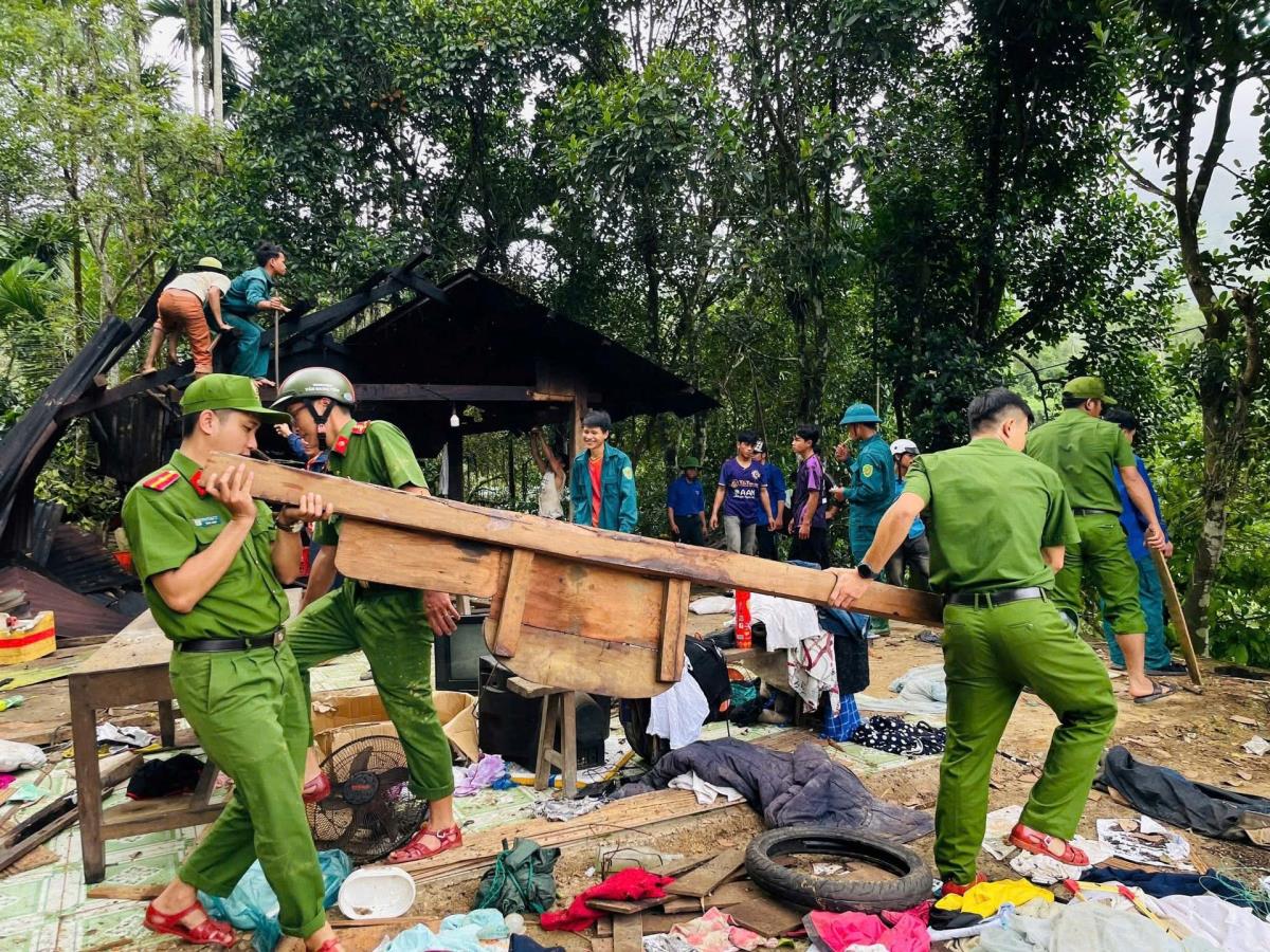 Báo Dân Xã Ngành điện lực thành phố nỗ lực khôi phục cấp lại điện khu vực mất điện do mưa lũ. Ảnh: TĐ