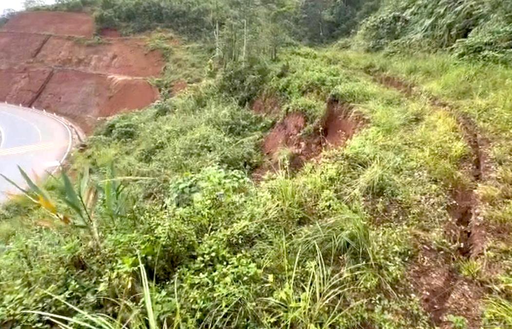 Các đơn vị khắc phục vị trí sạt lở trên quốc lộ 24