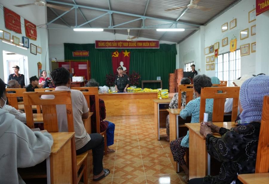 Một số hình ảnh giúp dân của Cảnh sát cơ động