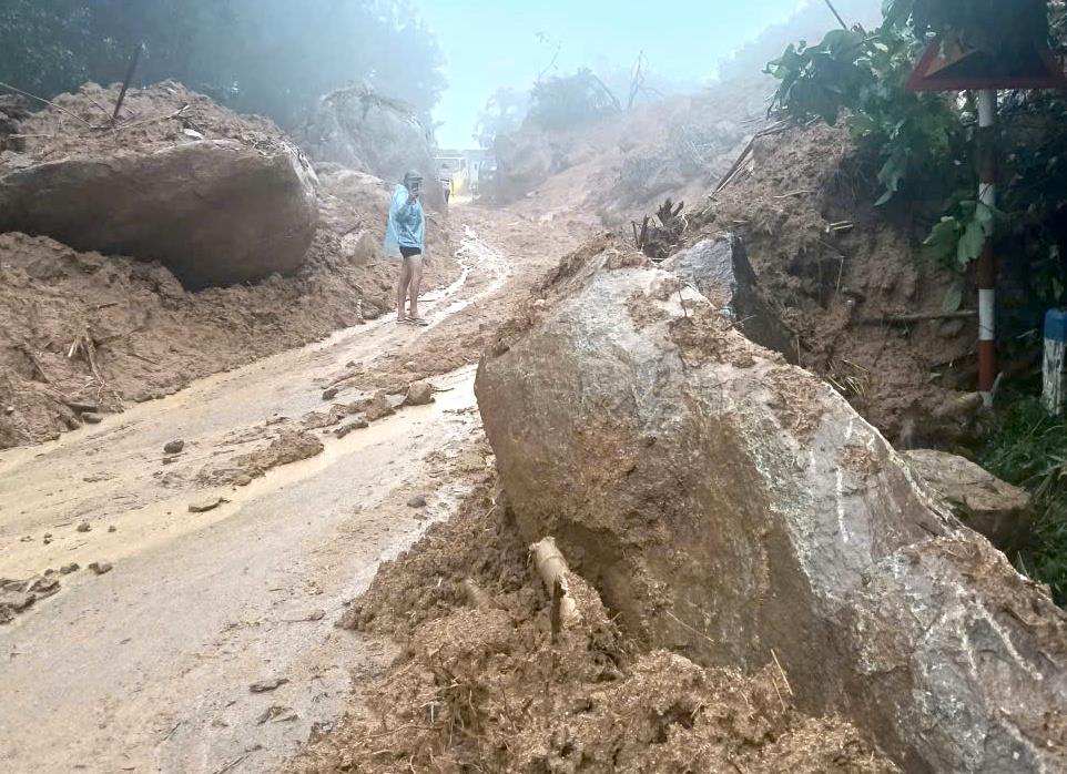 Công an xã Sơn Tây Hạ cùng các lực lượng dọn dẹp các tuyến đường bị đất đá tràn qua