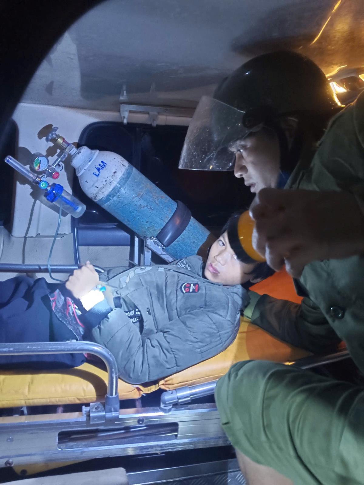 Chính quyền và Công an xã A Vương kiểm tra các điểm có nguy cơ sạt lở tại các thôn bị mưa lũ cô lập