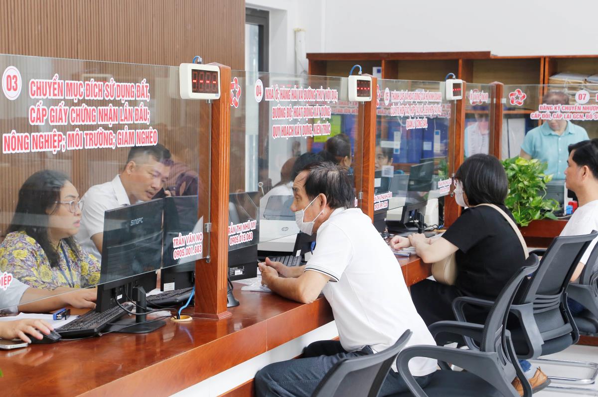 Cán bộ, công chức Đà Nẵng giải quyết thủ tục hành chính cho người dân.