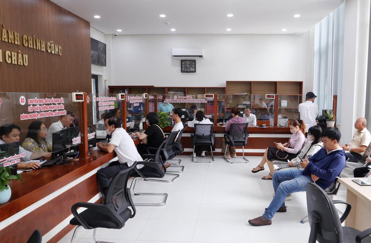 Cán bộ, công chức Đà Nẵng giải quyết thủ tục hành chính cho người dân