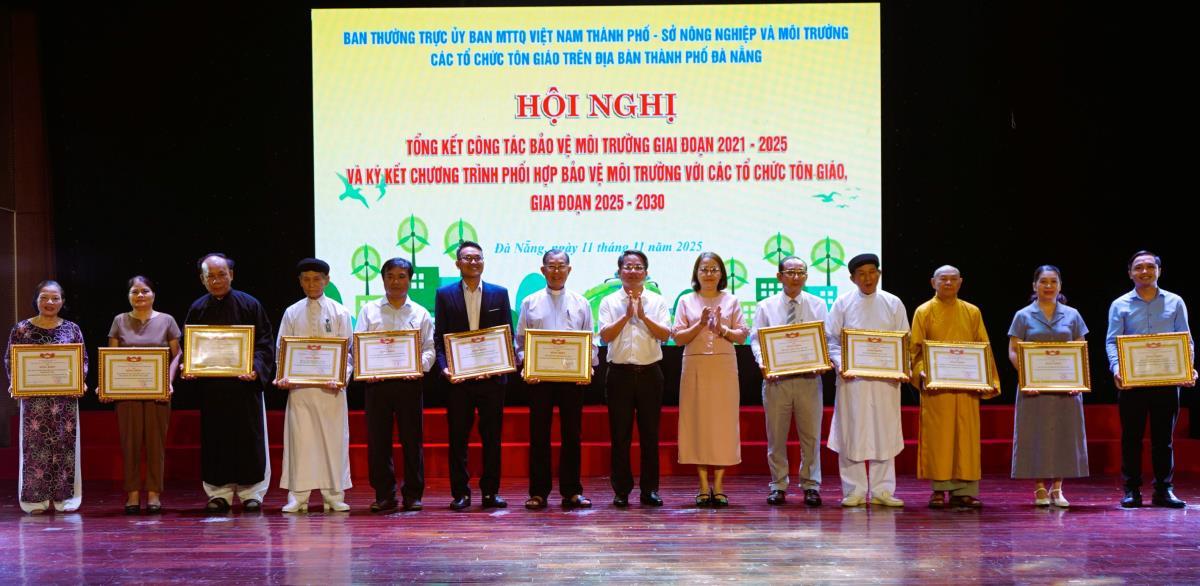 Lãnh đạo Ủy ban MTTQ Việt Nam TP Đà Nẵng tặng Bằng khen cho các tập thể và cá nhân trong công tác bảo vệ môi trường giai đoạn 2021-2025.