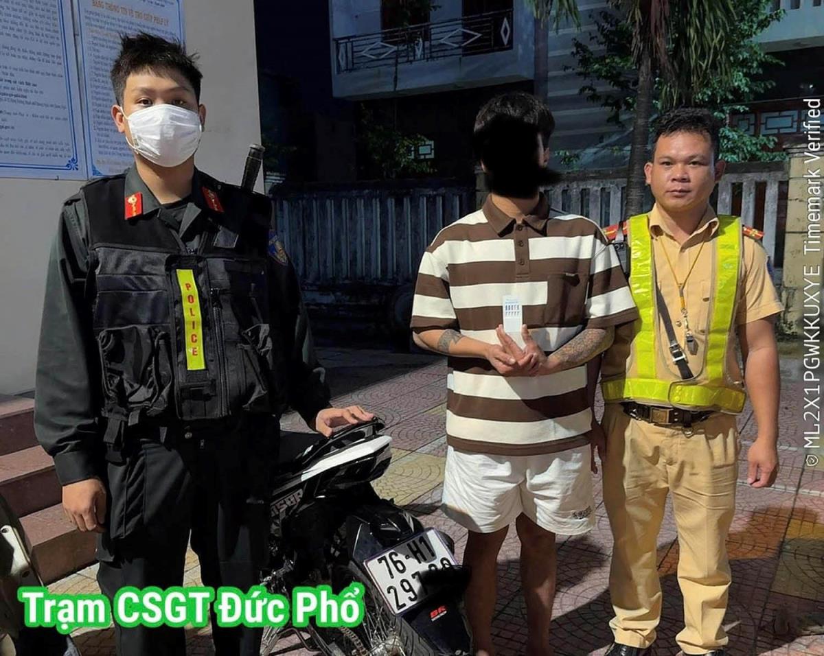 Đối tượng N.G.H (đứng giữa) bị tổ CSGT kiểm tra, phát hiện dương tính với chất ma túy.